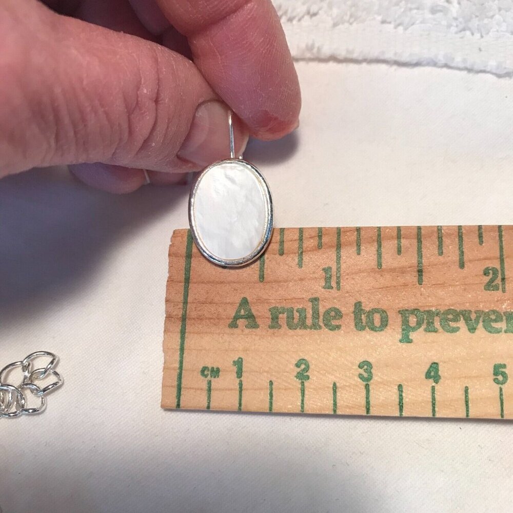 Avon 2005 Mother of Pearl Disk Necklace and Earring Giftset - Picture 11 of 12